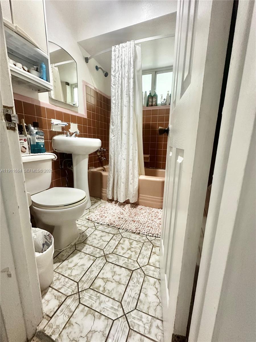 HOLLYWOOD PLACE - Residential Income