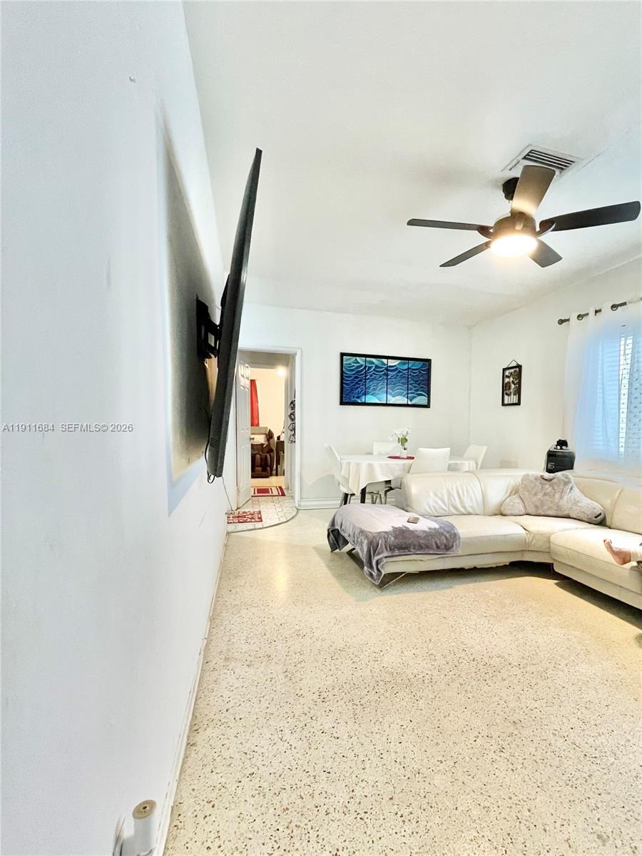 HOLLYWOOD PLACE - Residential Income