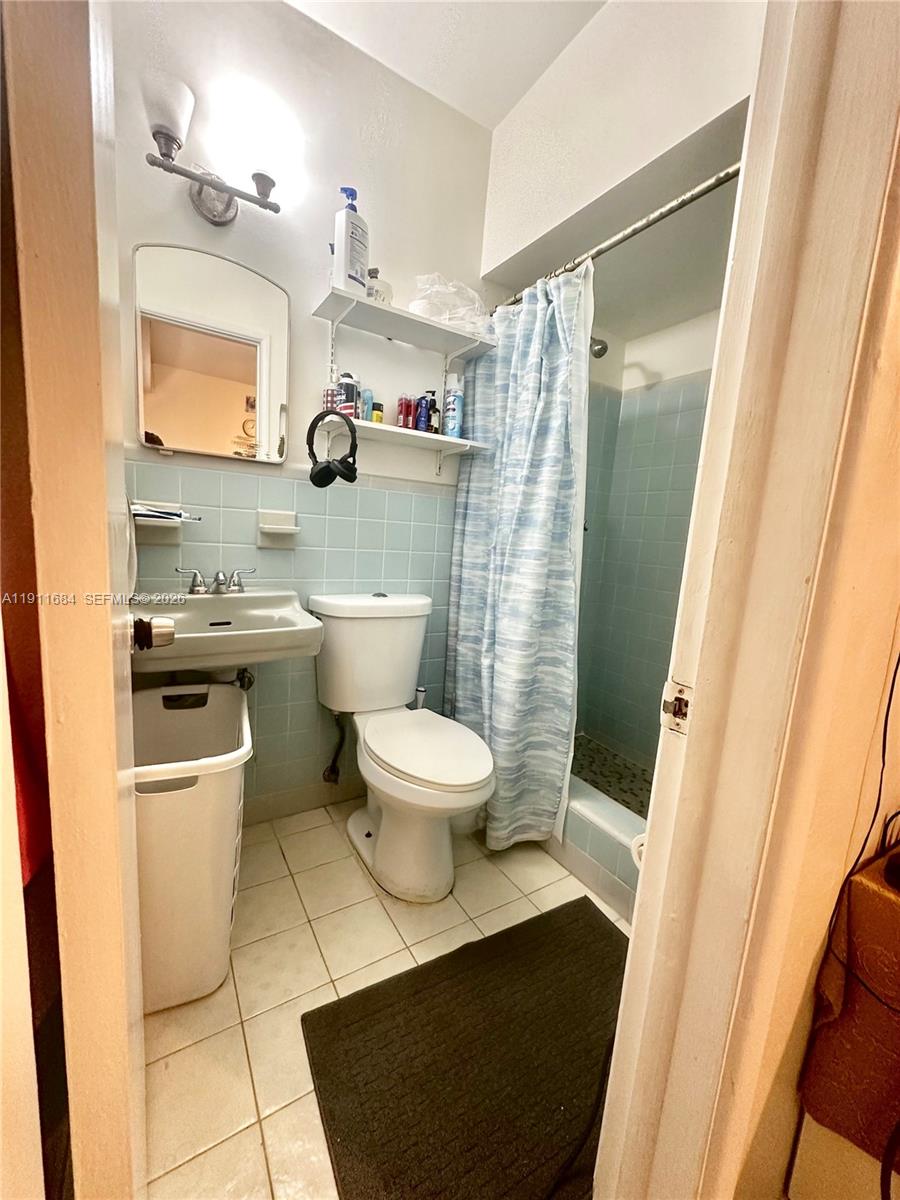 HOLLYWOOD PLACE - Residential Income