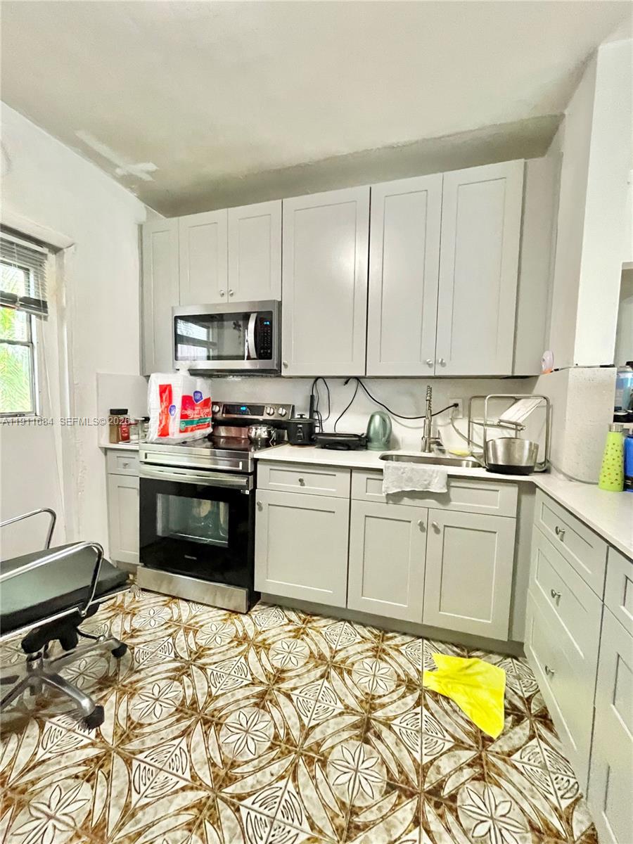 HOLLYWOOD PLACE - Residential Income