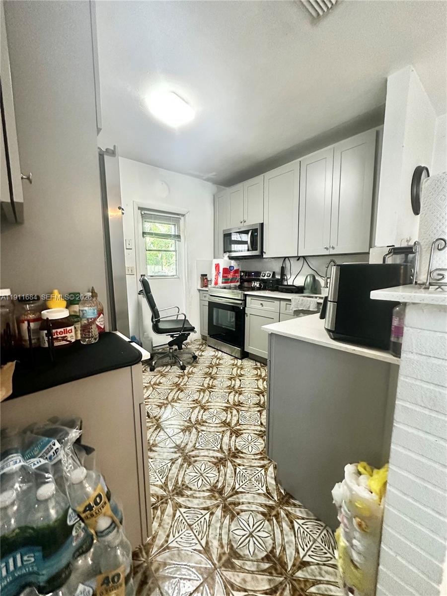 HOLLYWOOD PLACE - Residential Income