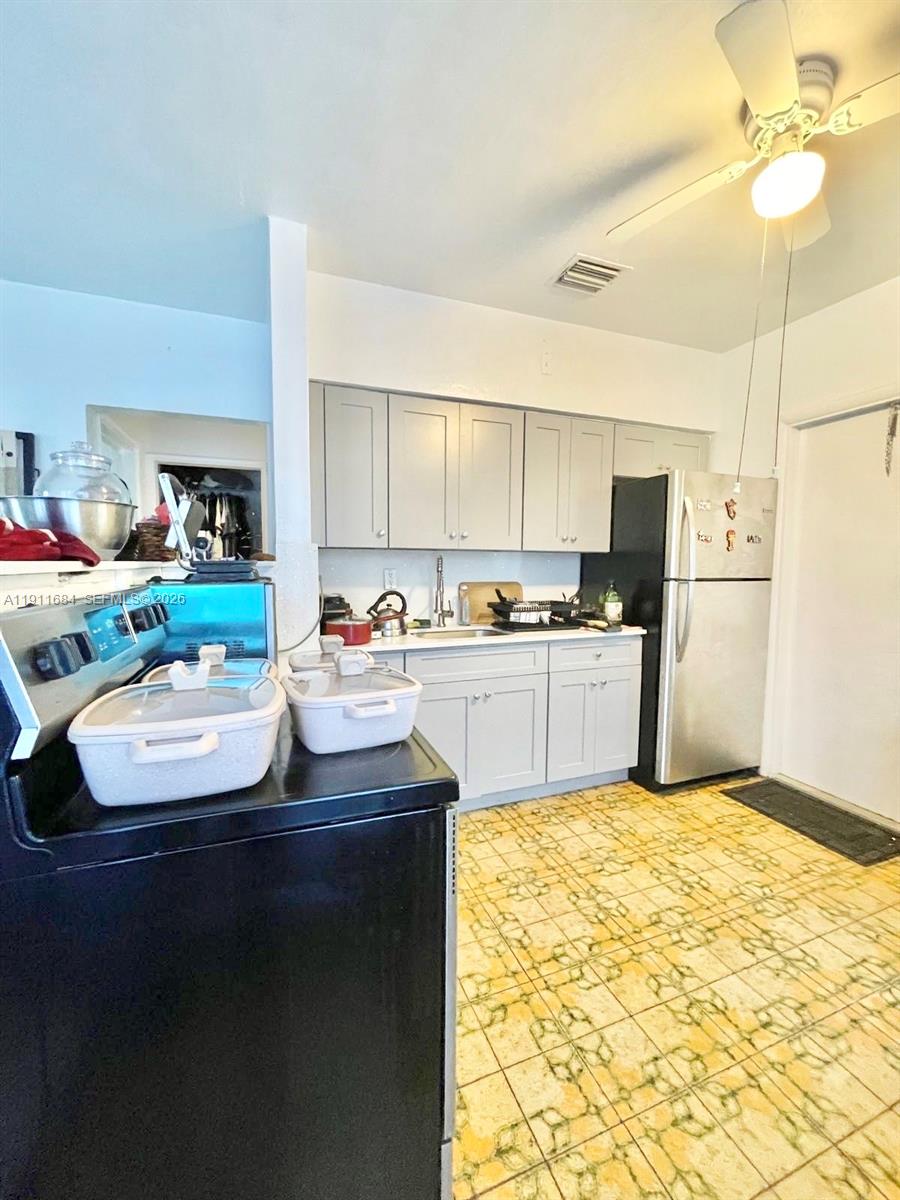 HOLLYWOOD PLACE - Residential Income