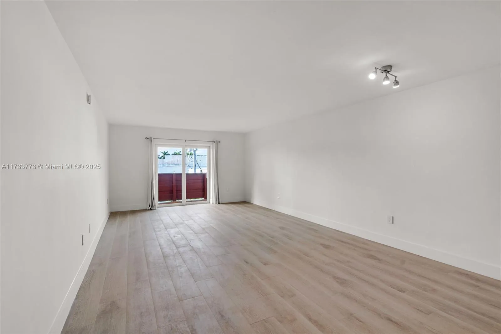 Coral Gables, Florida 33146, United States, 1 Bedroom Bedrooms, ,1 BathroomBathrooms,Residential,Pending,12709