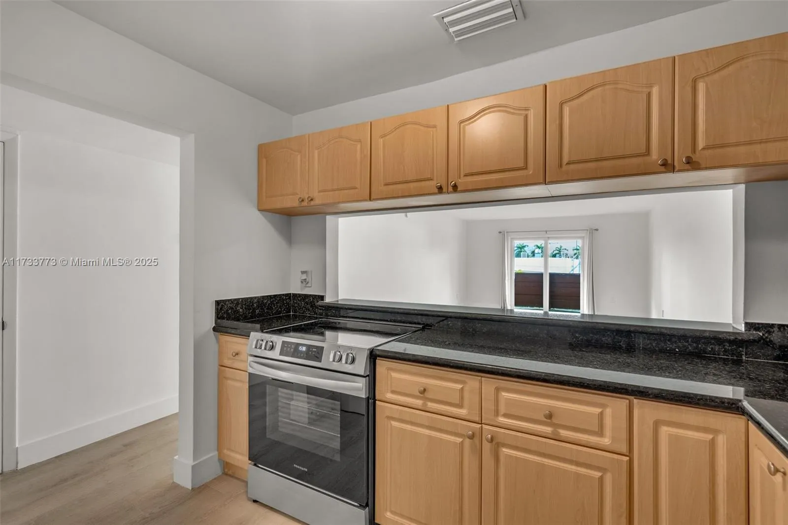 Coral Gables, Florida 33146, United States, 1 Bedroom Bedrooms, ,1 BathroomBathrooms,Residential,Pending,12709