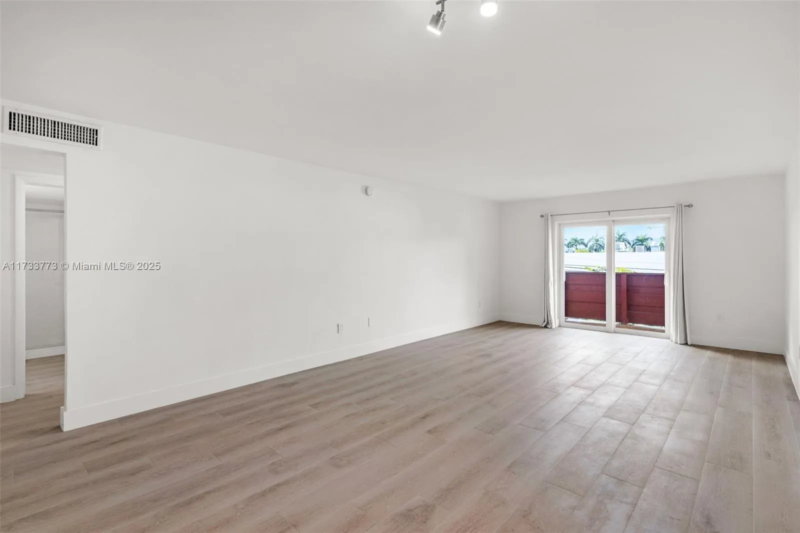 Coral Gables, Florida 33146, United States, 1 Bedroom Bedrooms, ,1 BathroomBathrooms,Residential,Pending,12709