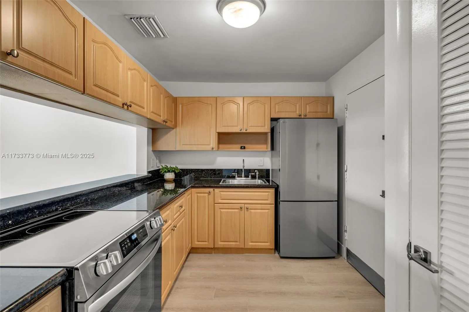 Coral Gables, Florida 33146, United States, 1 Bedroom Bedrooms, ,1 BathroomBathrooms,Residential,Pending,12709