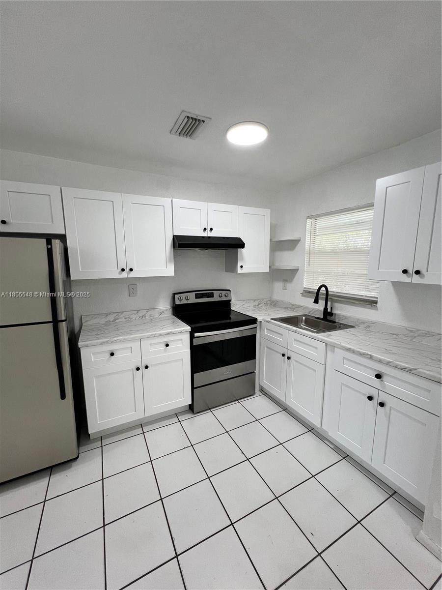 Rental Property at 2596 Ne 182nd Ter 1, North Miami Beach, Miami-Dade County, Florida - Bedrooms: 2 
Bathrooms: 1  - $1,950 MO.