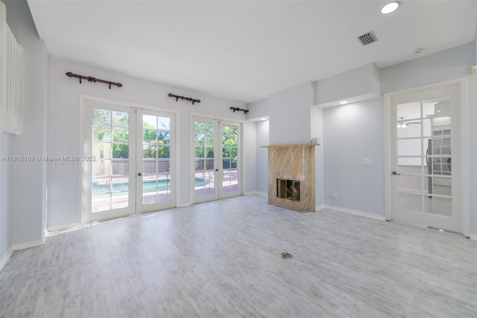 EAGLE POINT - Residential