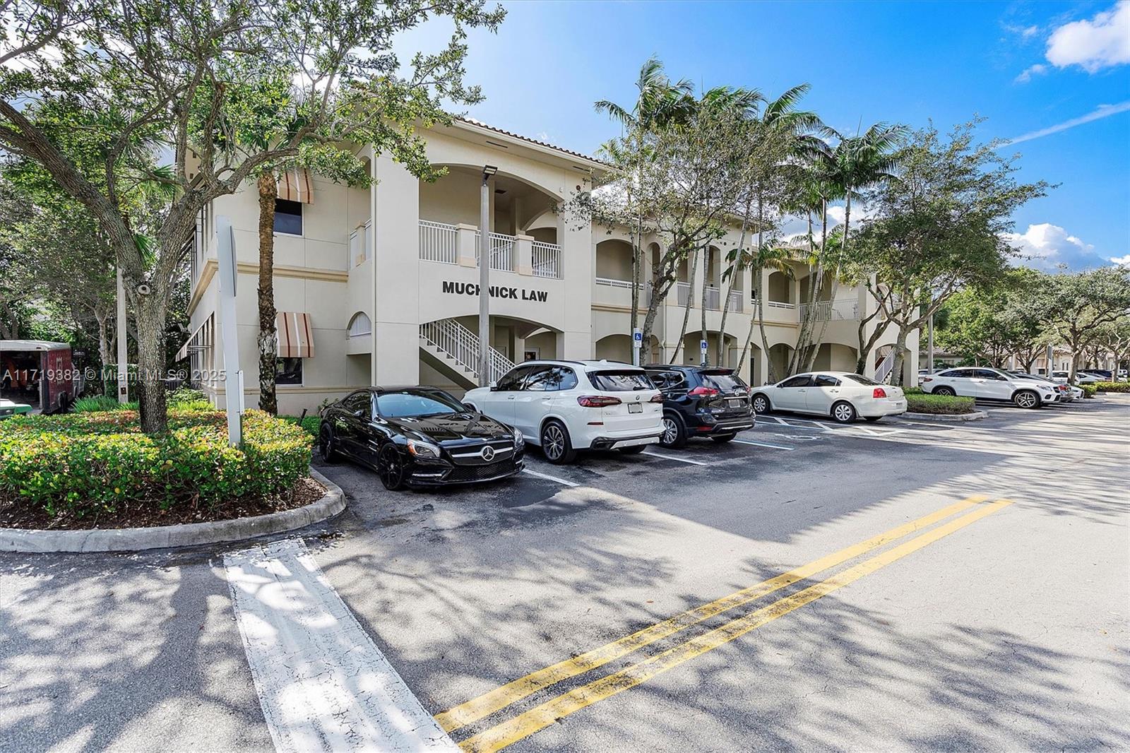 Office space available in Weston with 3,890 square feet and first-class design. This space, filled with abundant natural light, features 7 spacious executive offices, 2 large support offices, an area for office equipment and additional storage, a fully equipped kitchen, a conference room, and a private reception area. It has two entrances and is located on the second floor. Ideal for professional or corporate offices.