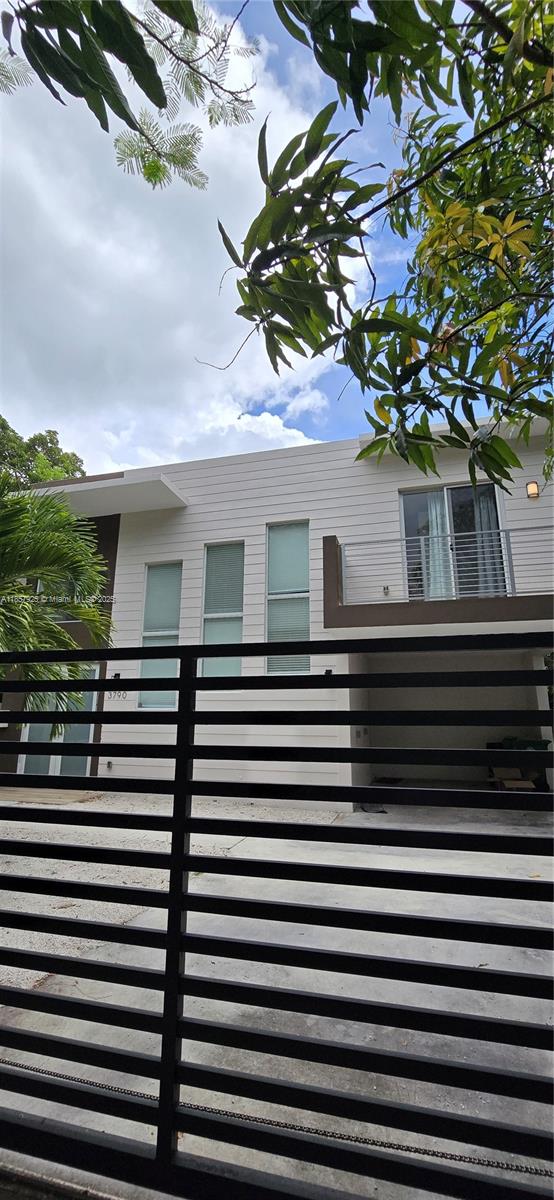 Beautiful modern 3 Bed 3 Bath 2 story home built in 2020. beautiful West Coconut Grove area. wrap around staircase, 2 balconies,2 zone AC , Ring alarm and cameras installed for Tenant use, Very large dining and family room area. Very high ceilings, lots of natural light. Starbucks, Aldi, Milams , Coconut Grove farmers market and more all nearby.