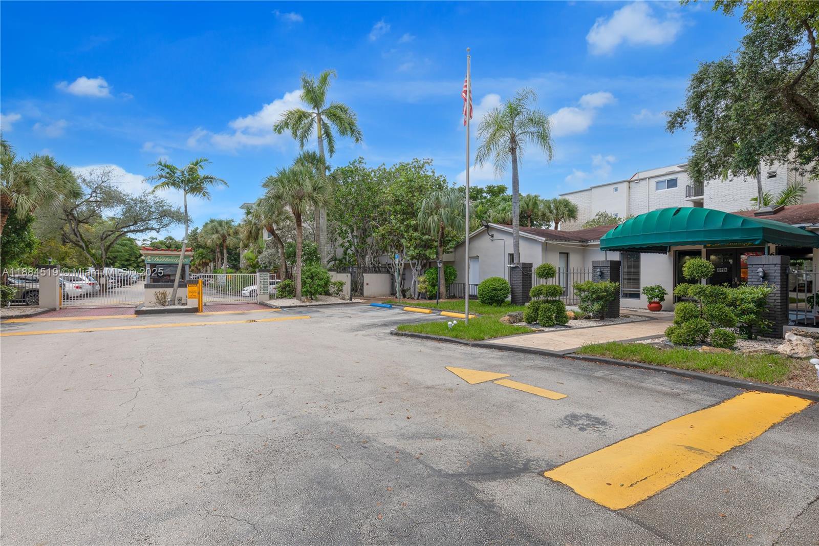 DADELAND GROVE CONDO - Residential