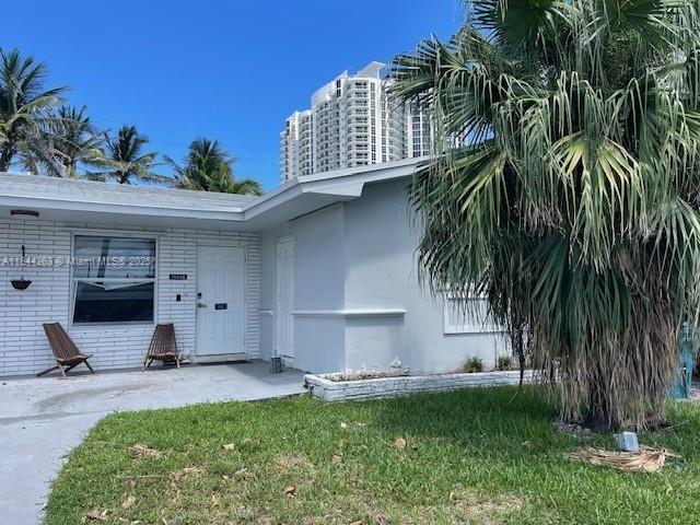 Nice DUPLEX, 3 bed 2 bath in Sunny Isles, one block from the beach. The duplex has a spacious backyard. The duplex ( one unit) has their own backyard independent form the other unit, share the laundry room area but each unit has their own laundry machine. Possible to park three cars.
Rent ONLY includes the cut of the grass all the other utilities are tenant responsibility.
Quiet neighborhood, walking distance to the school, shops and the beach.