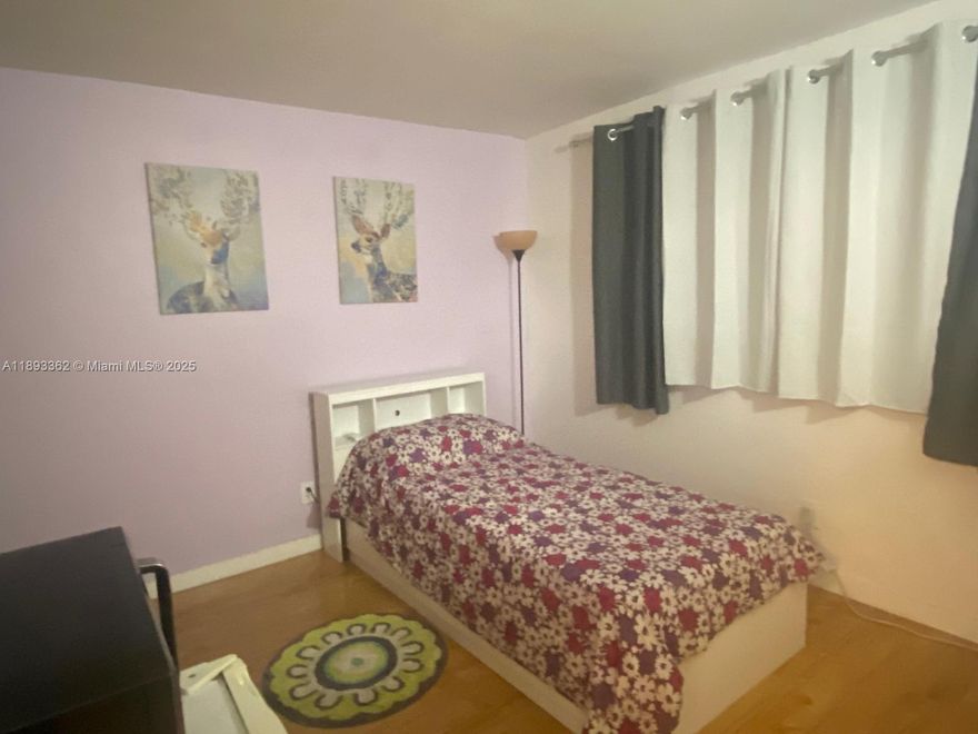 For Rent Studio apartment ideal for one woman only. -no childrens, no pets.
Excellet Location, close to everything.
Don't miss this opportunity. Schedule your showing today.