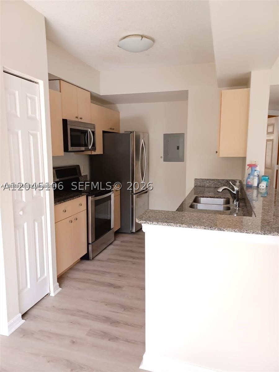 2493 Centergate Dr 204