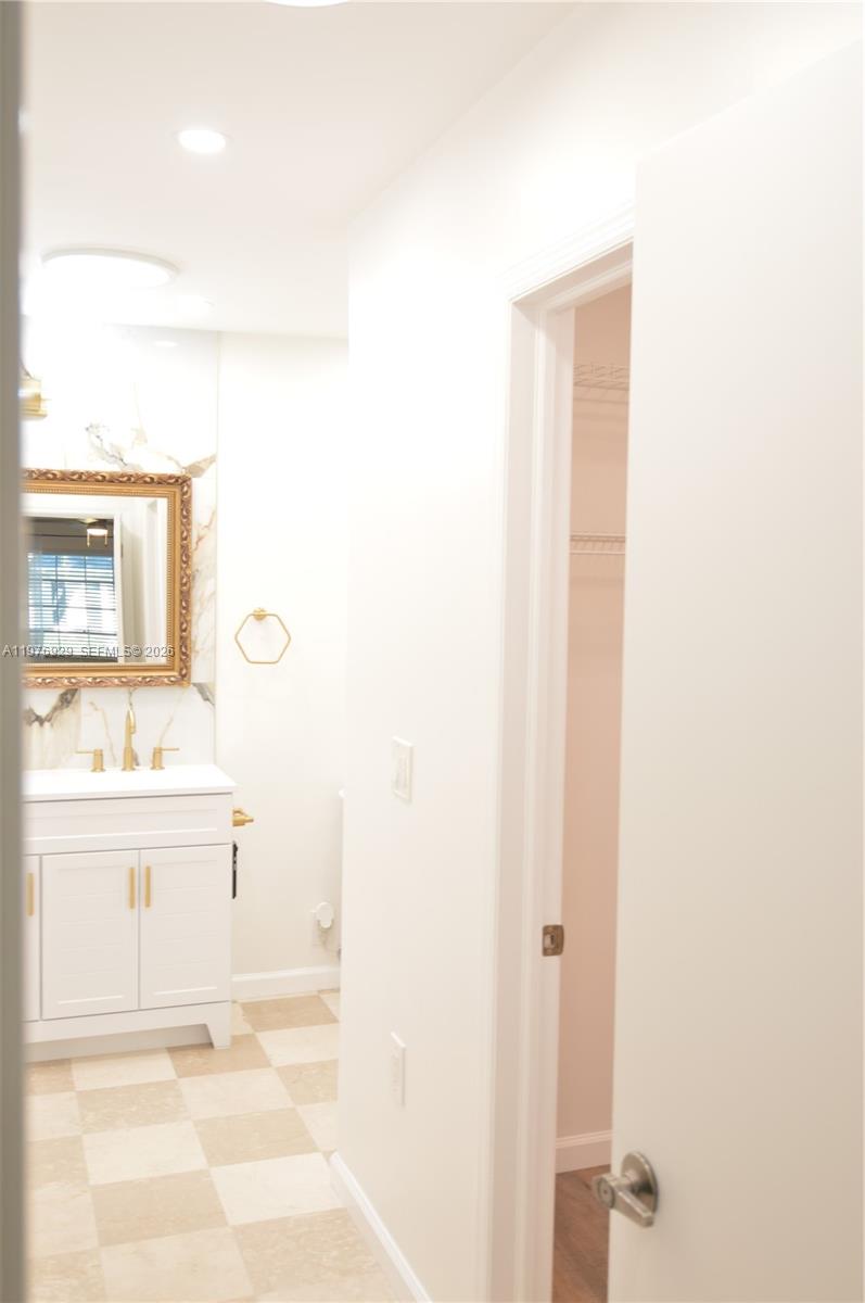 LIMETREE CONDO - Residential