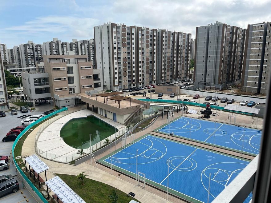 Apartment located in the urban development Ciudad Mallorquín, within the Manglar Residential Complex, offering an excellent opportunity for those seeking a modern and functional space. The property is fully finished, with quality finishes and ready to move in. It features 2 bedrooms, 2 bathrooms, an open-concept kitchen, living-dining area, and separate laundry room. Its 8th-floor location provides excellent natural light and ventilation. The complex enjoys a strategic location near main avenues, schools, universities, shopping centers, and clinics, and offers amenities such as a gym, swimming pool, and social lounge. ?? The property's price is in U.S. dollars and will be, in any case, subject to the exchange rate on the day of the sale. Bring your offer.