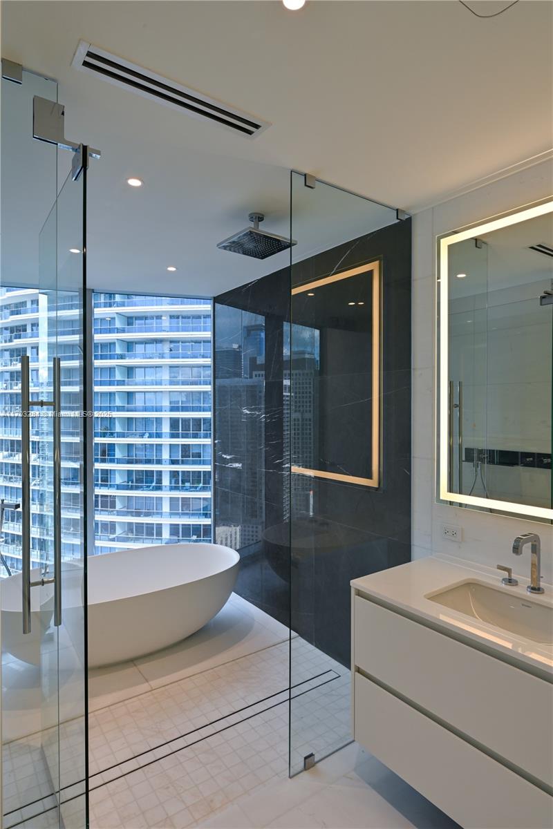 ASTON MARTIN RESIDENCES - Residential