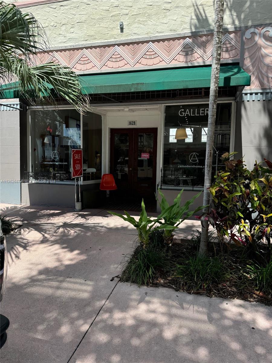 Boutique retail space off Lincoln Road. High ceilings, lots of natural light, polished terrazzo floors. The location is 1 store off Lincoln Road on Michigan Avenue. Neighbors on the block include Apple, Nike and Gap. Perfect for an office or retail boutique.