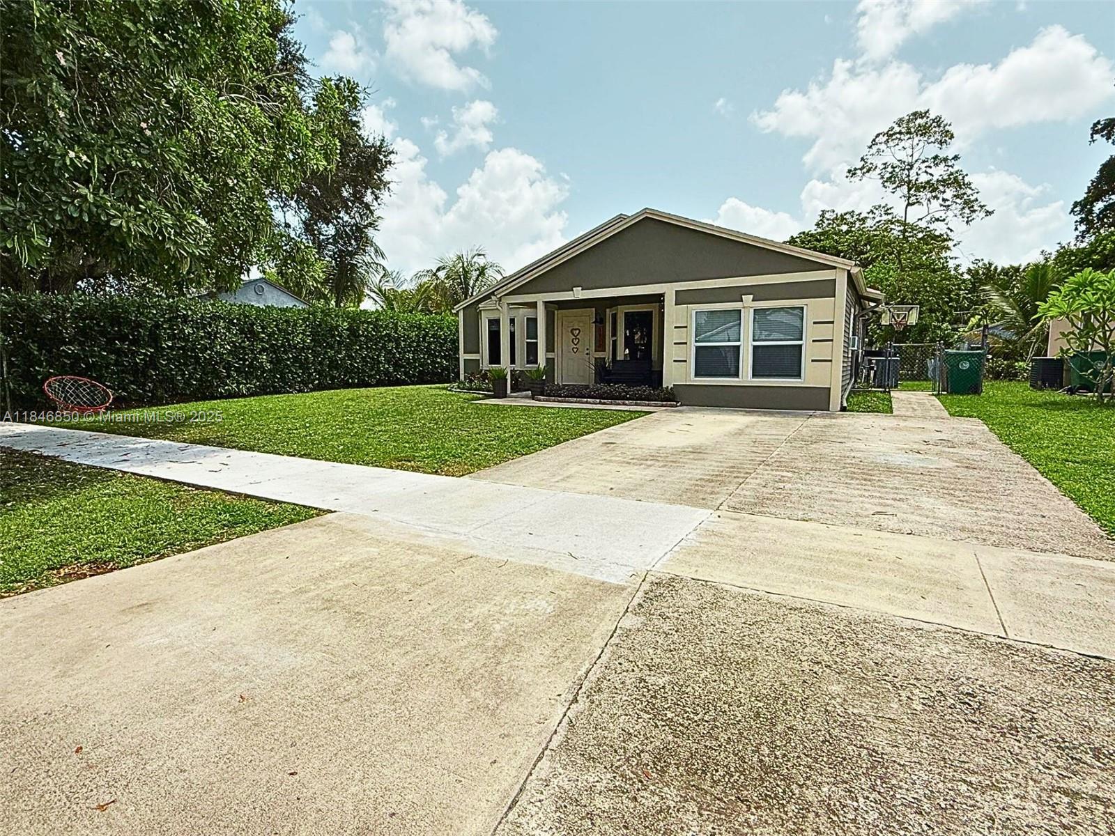 1600 SW 127th Ln, Davie, FL, 33325/$589,000 2 1600 SW 127th Ln