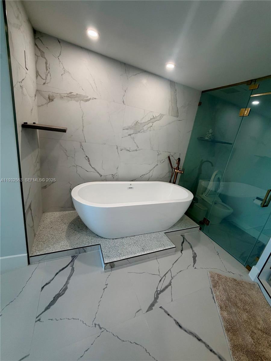 6899 Collins Ave 1008