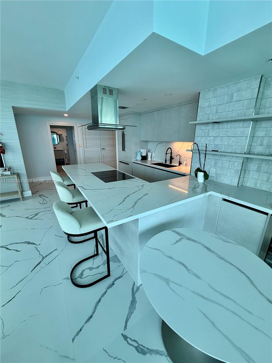 6899 Collins Ave 1008