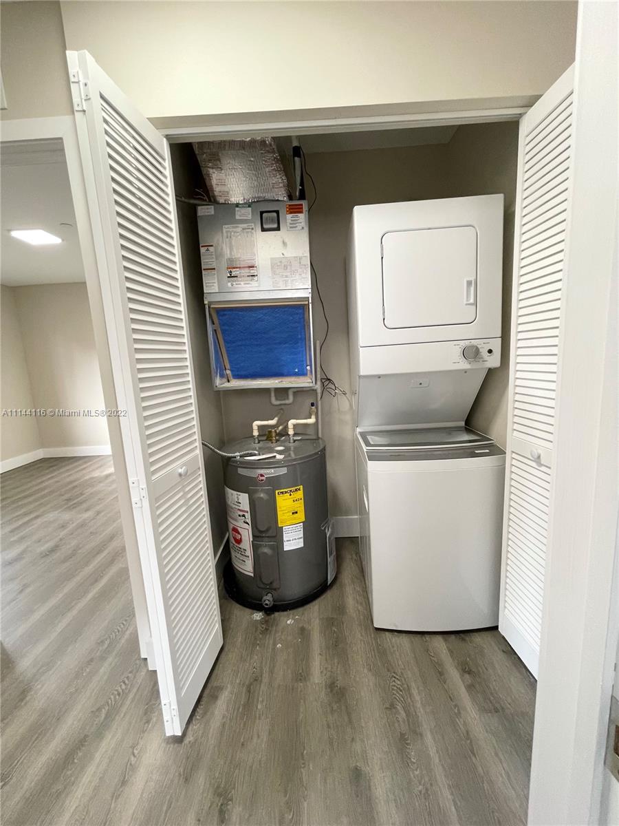 HOLLYWOOD PARK - Residential Lease