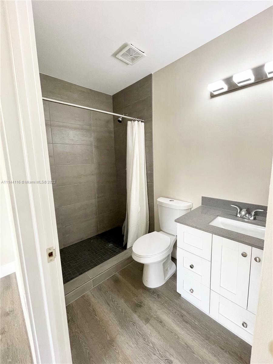 HOLLYWOOD PARK - Residential Lease