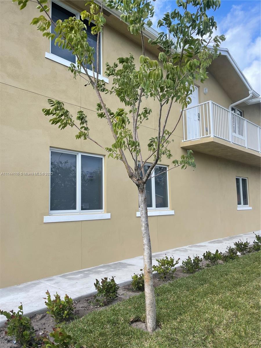 HOLLYWOOD PARK - Residential Lease