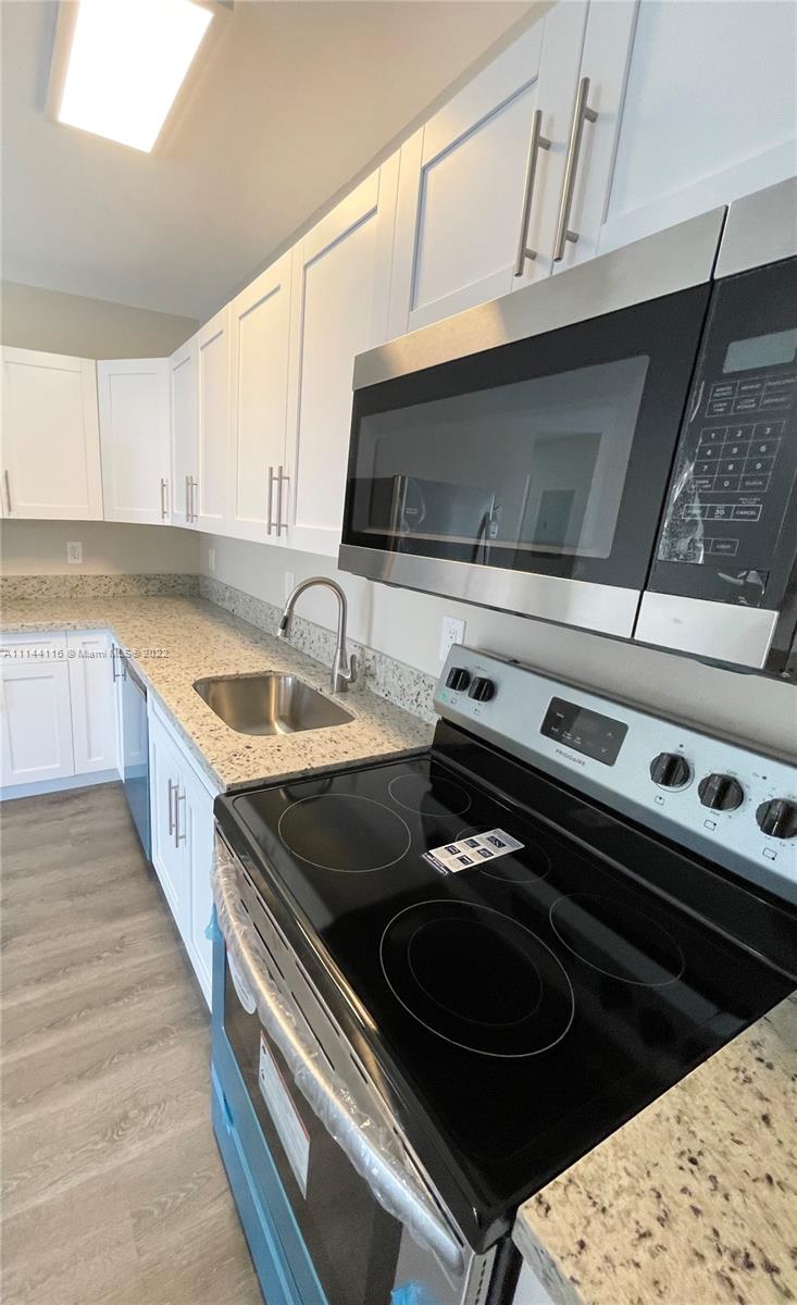 HOLLYWOOD PARK - Residential Lease