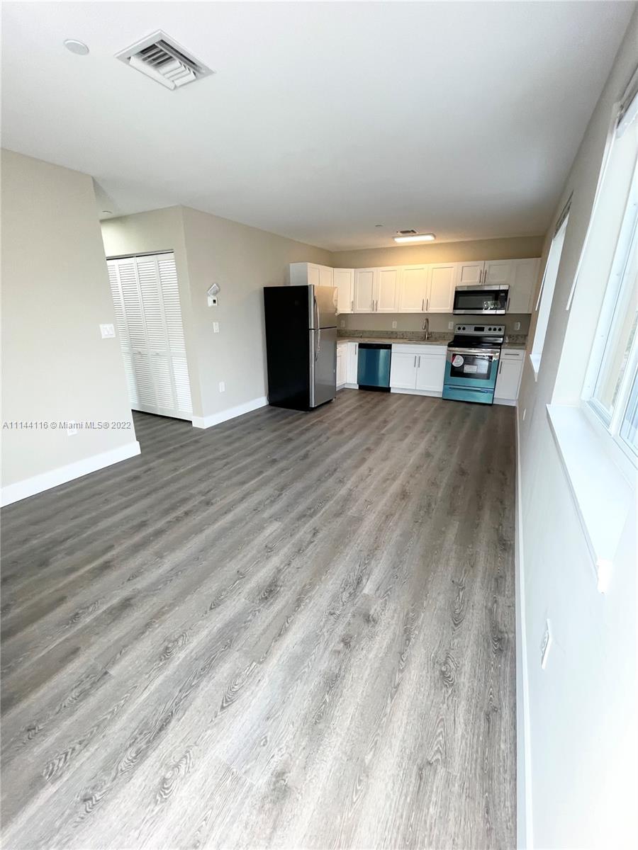 HOLLYWOOD PARK - Residential Lease