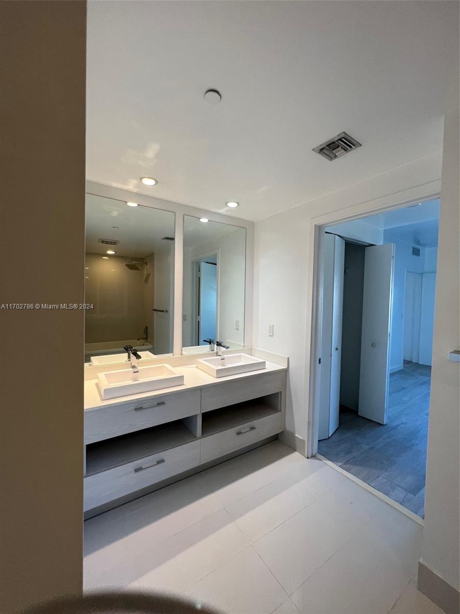 BRICKELL HEIGHTS EAST CON - Residential Lease