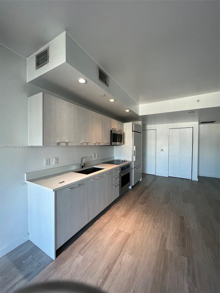 BRICKELL HEIGHTS EAST CON - Residential Lease