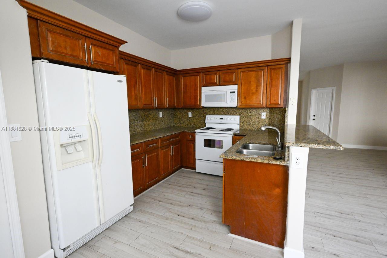 ISLANDS AT DORAL 1ST ADDN - Residential Lease