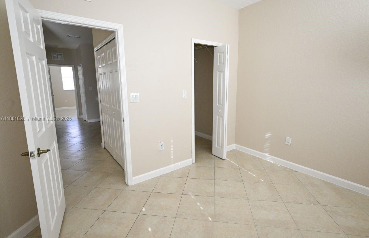 ISLANDS AT DORAL 1ST ADDN - Residential Lease