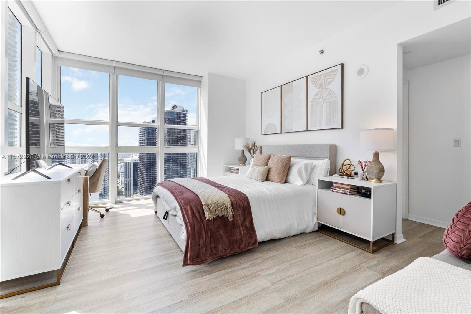 THE PLAZA 901 BRICKELL CO - Residential