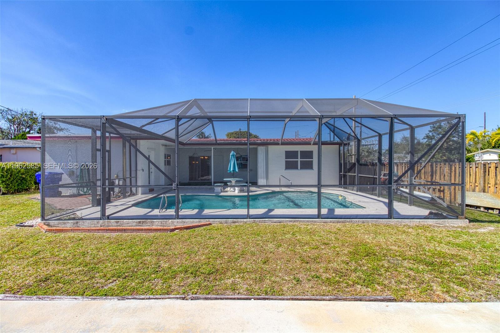 HOLLYWOOD HILLS - Residential