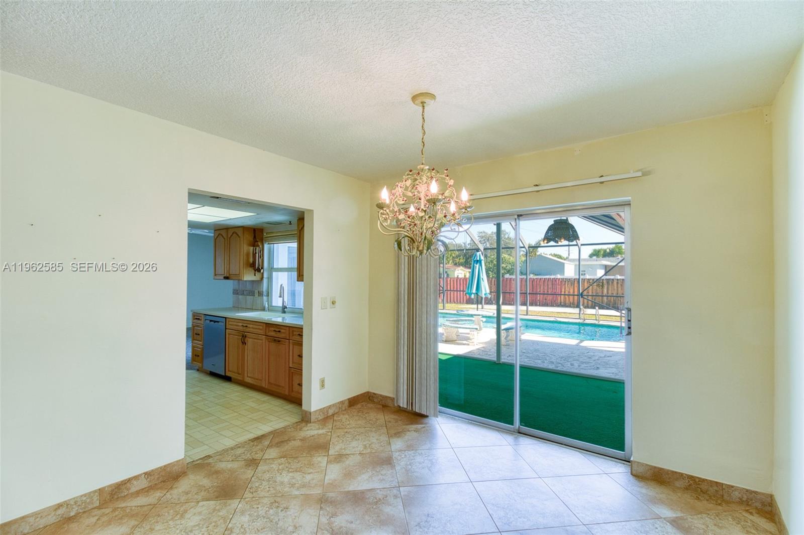 HOLLYWOOD HILLS - Residential