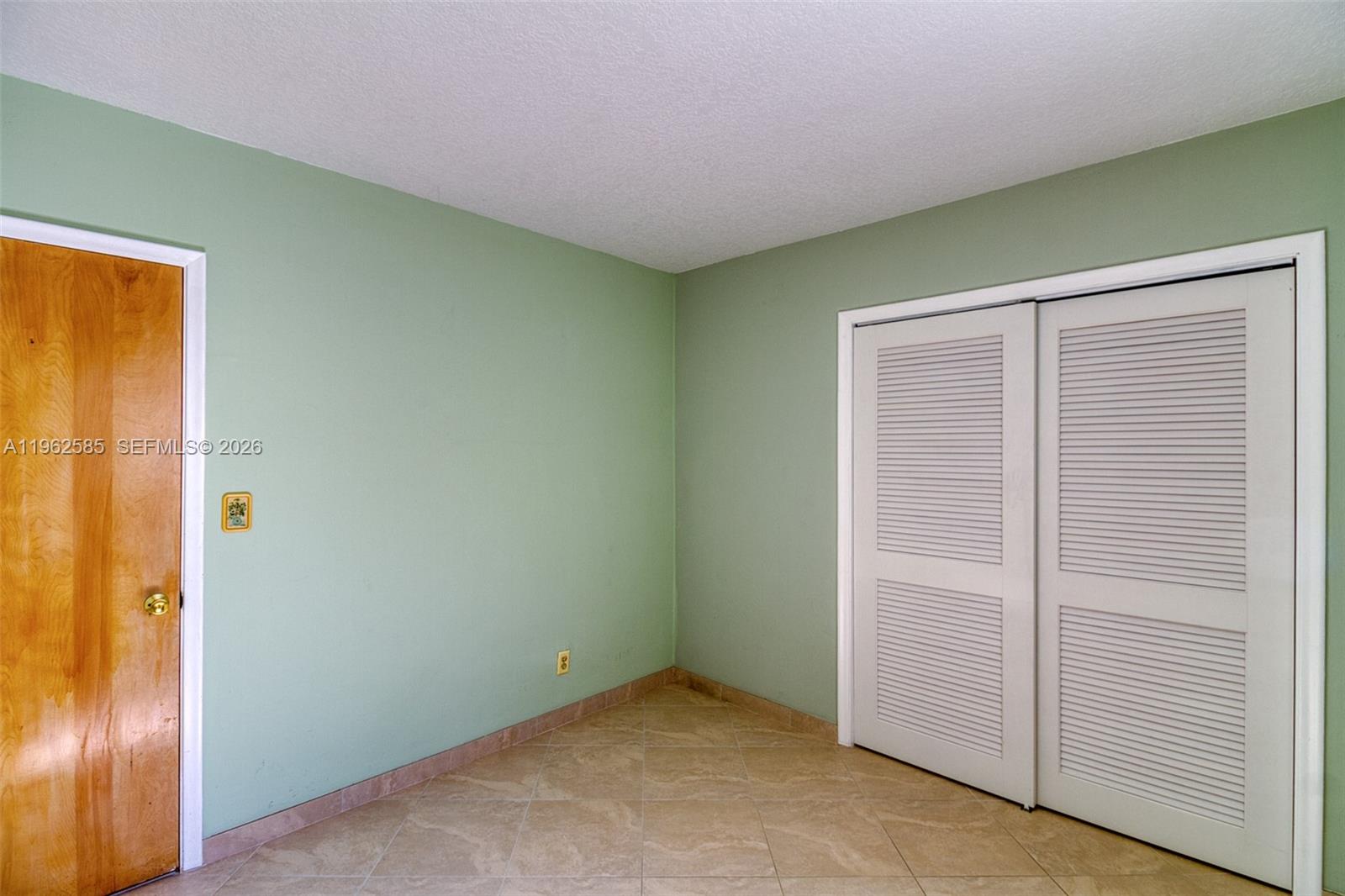 HOLLYWOOD HILLS - Residential