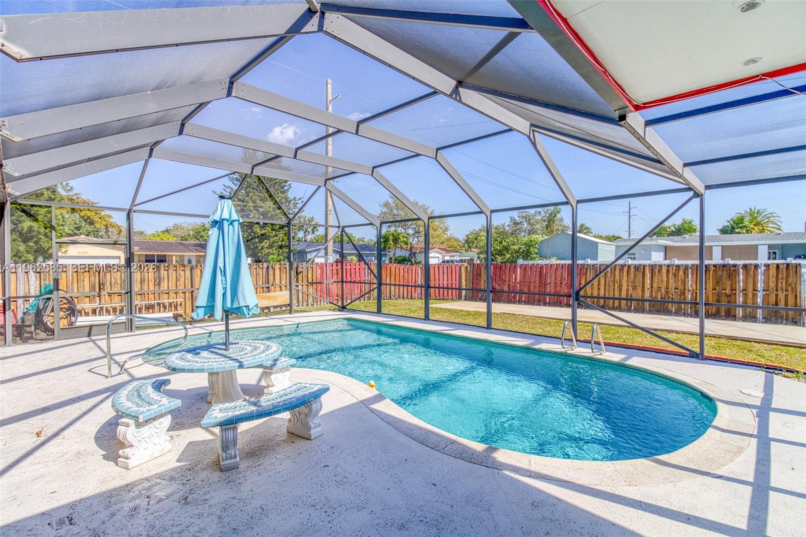 HOLLYWOOD HILLS - Residential