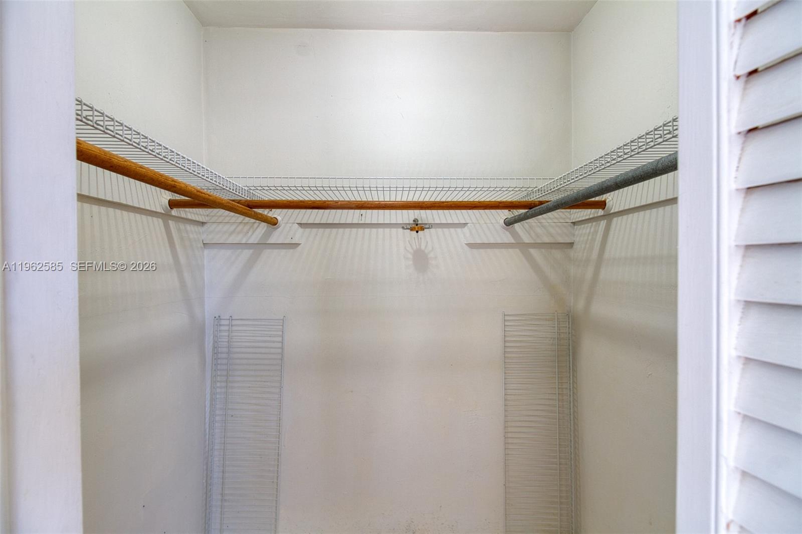 HOLLYWOOD HILLS - Residential