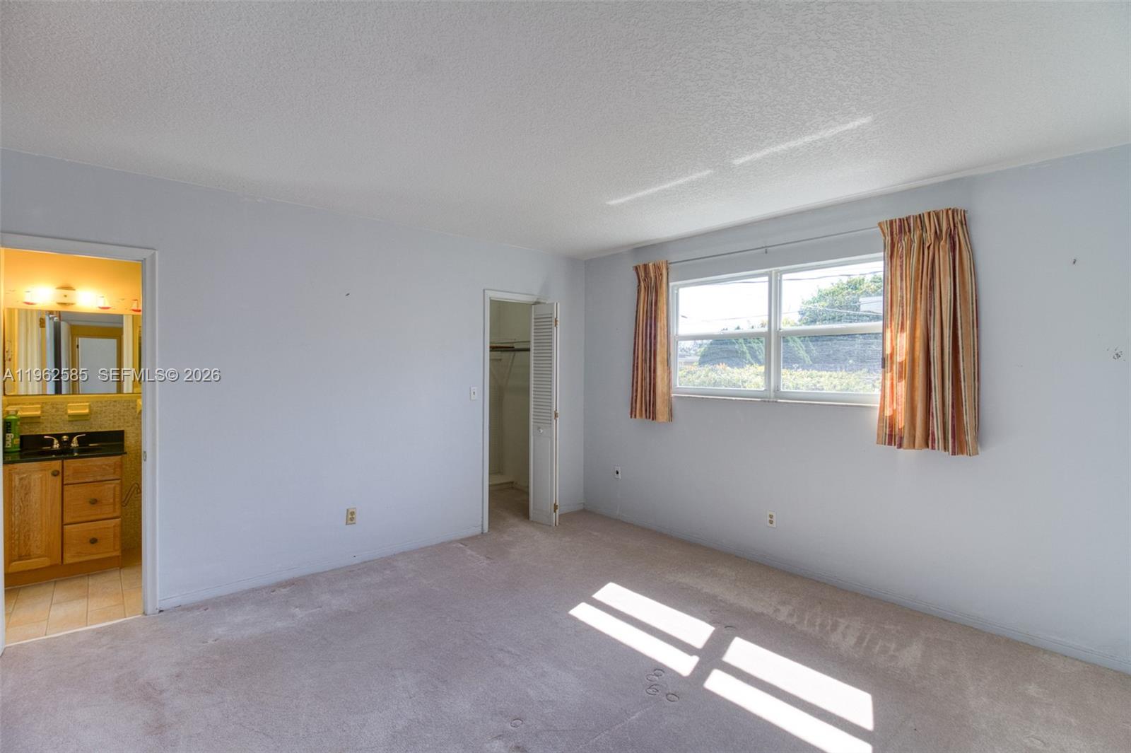 HOLLYWOOD HILLS - Residential