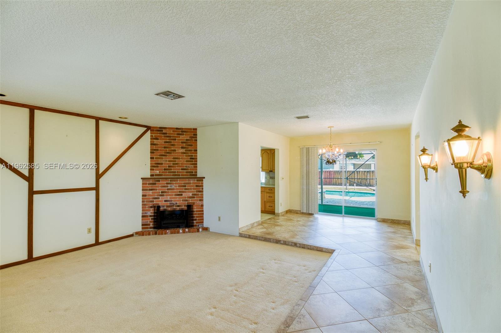 HOLLYWOOD HILLS - Residential