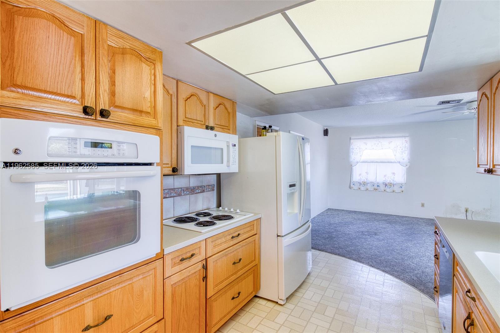 HOLLYWOOD HILLS - Residential