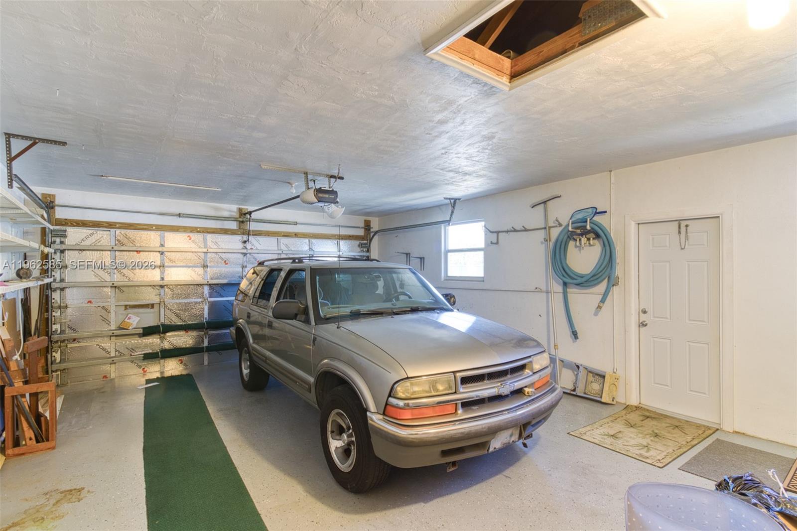 HOLLYWOOD HILLS - Residential