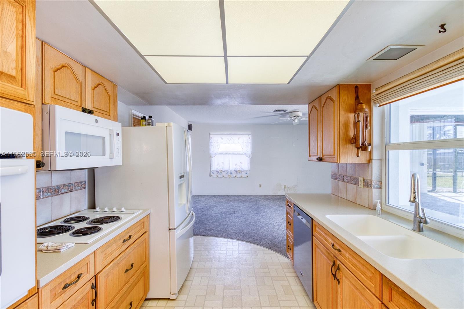 HOLLYWOOD HILLS - Residential