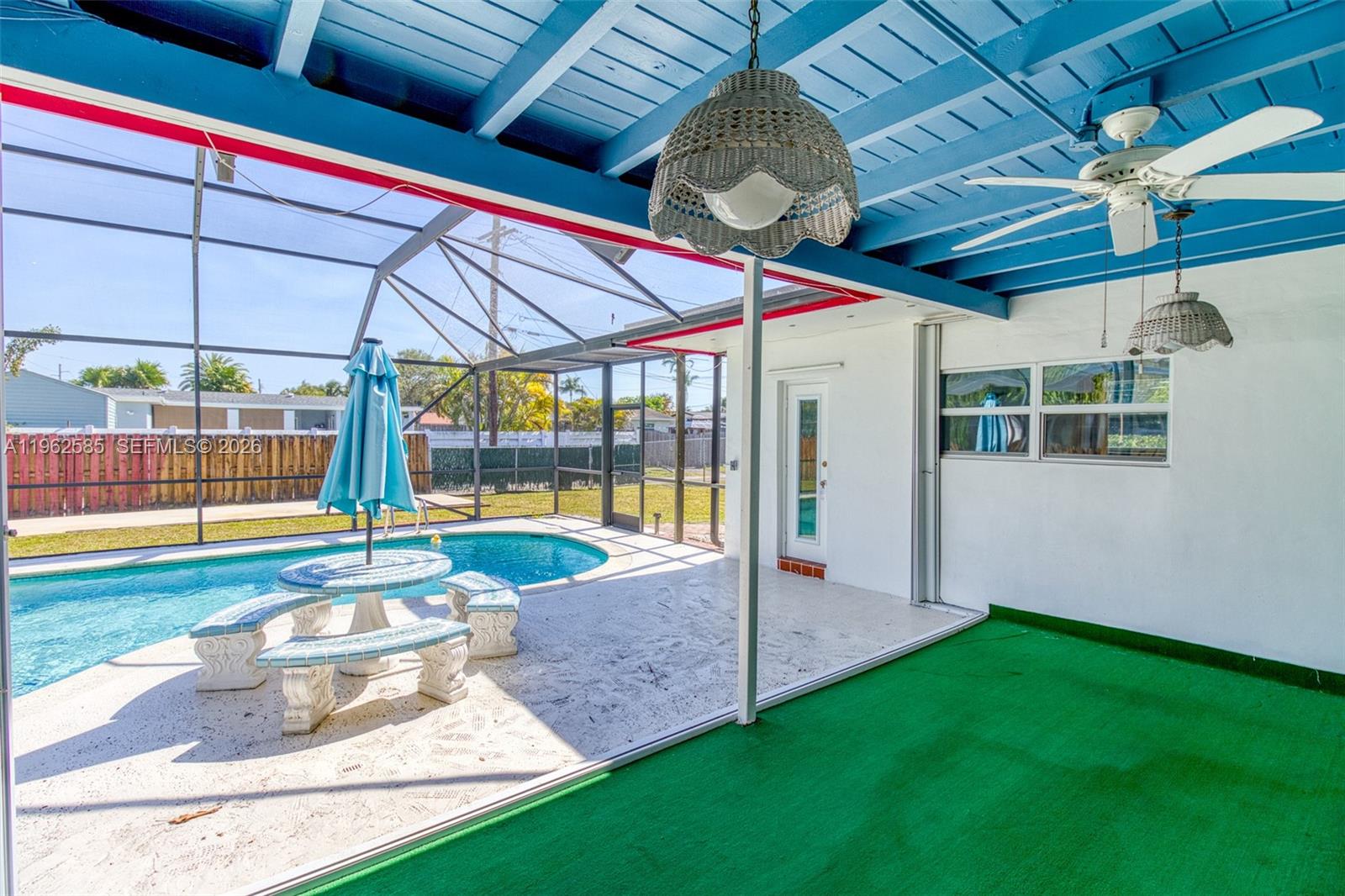 HOLLYWOOD HILLS - Residential