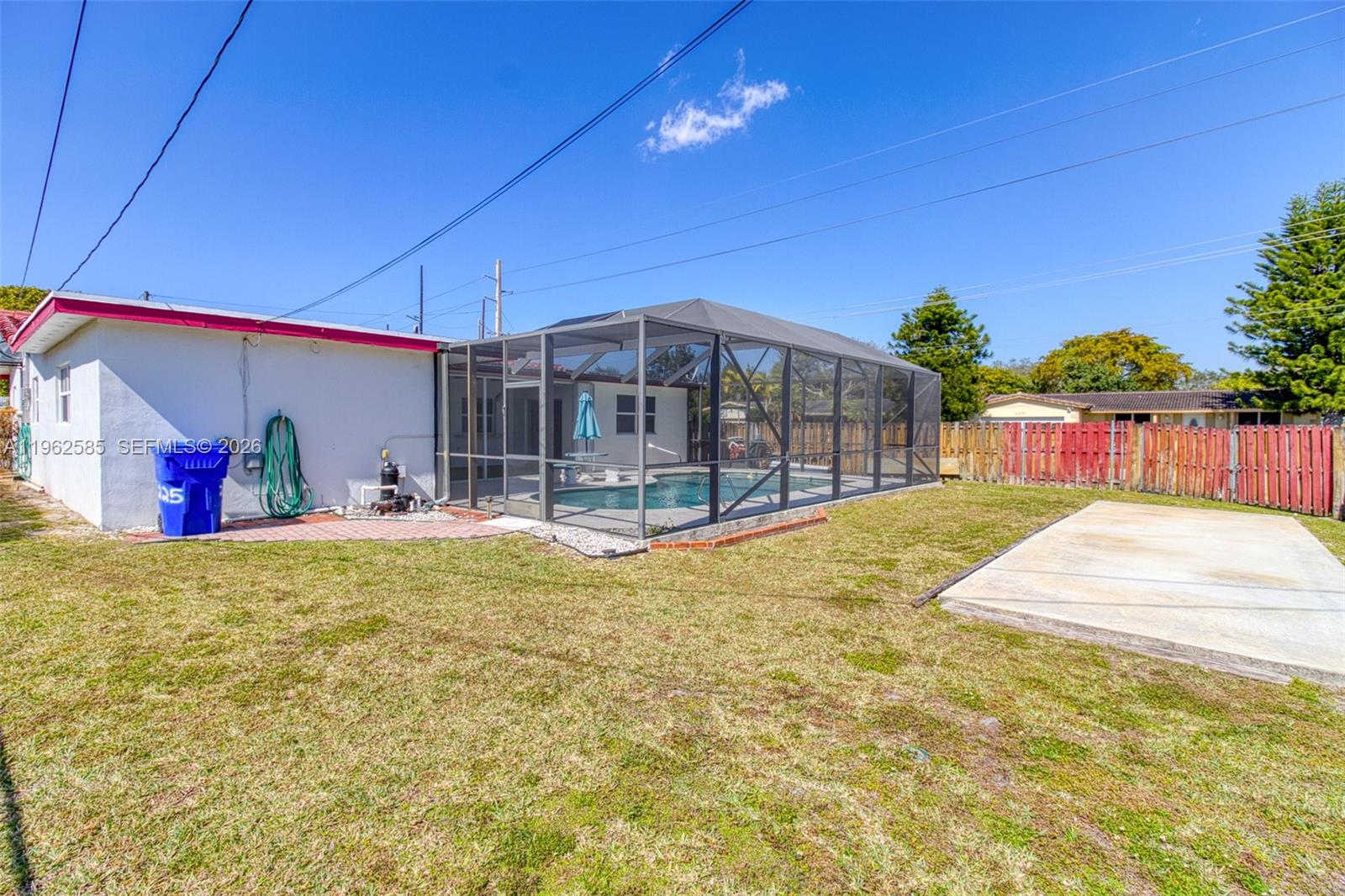 HOLLYWOOD HILLS - Residential