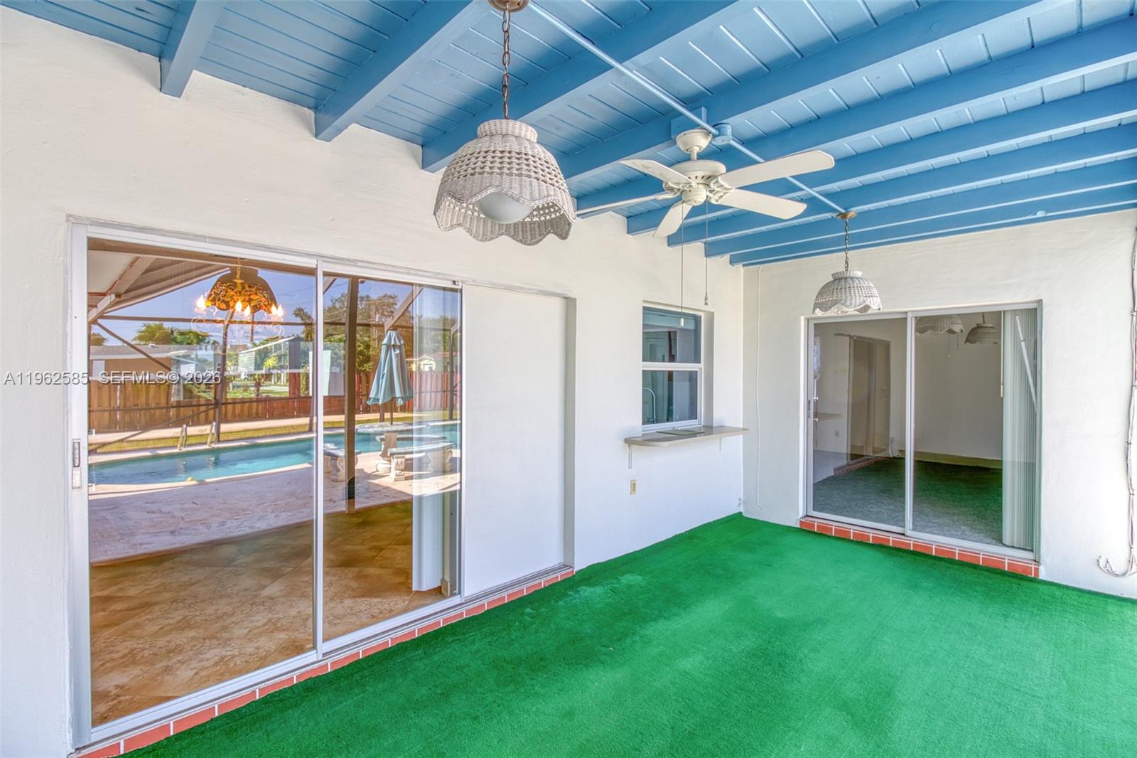 HOLLYWOOD HILLS - Residential