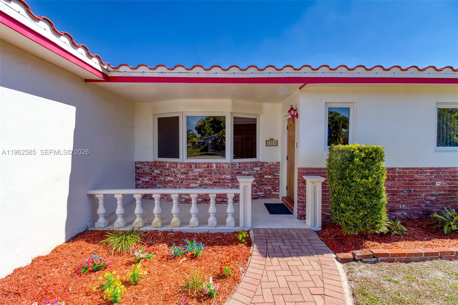 HOLLYWOOD HILLS - Residential