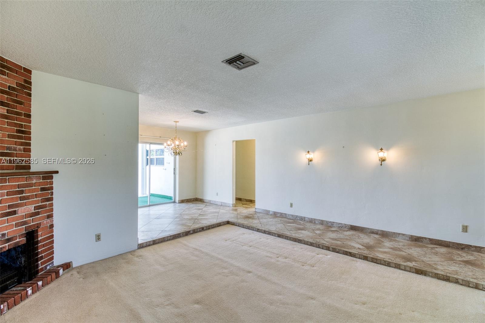 HOLLYWOOD HILLS - Residential